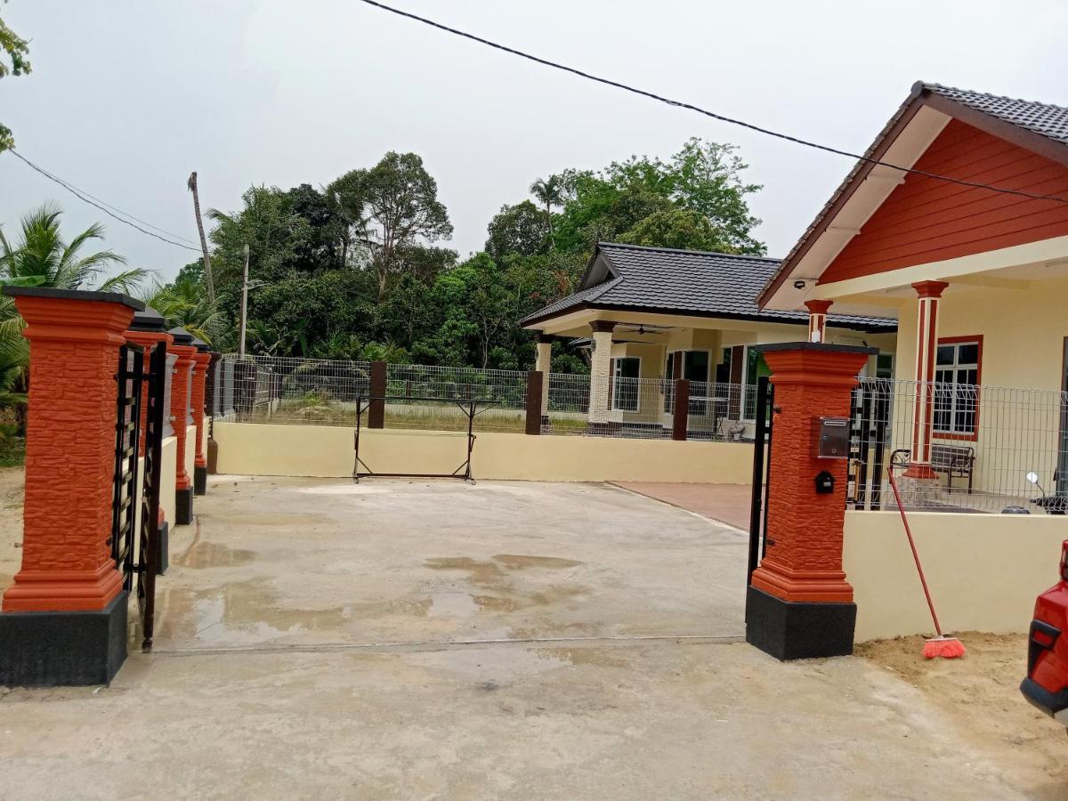 Homestay Adilah B Pasir Puteh Buitenkant foto